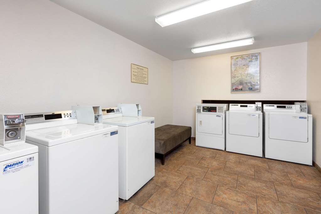 La Quinta Inn & Suites by Wyndham Las Vegas Red Rock - photo 29