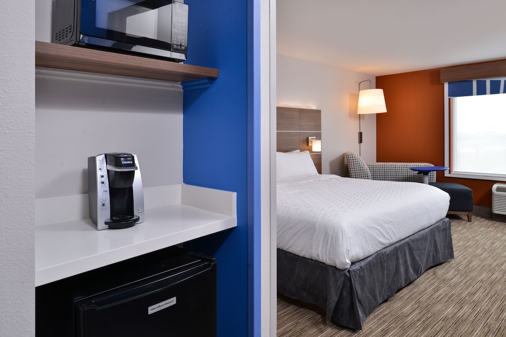 Holiday Inn Express & Suites Marshalltown by IHG - photo 22