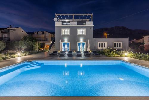 Villa Perkov private pool — 4-Star Luxury Hotel in Kastel Kambelovac, Croatia