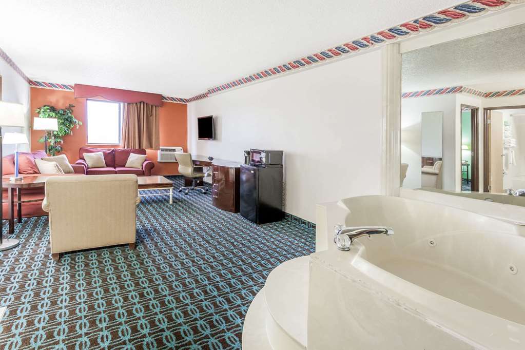 Super 8 by Wyndham Sterling Heights Detroit Area - photo 13