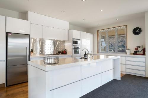 Infinity Views Modern Wanaka Holiday Home — 4-Star Luxury Hotel in Wanaka, New Zealand