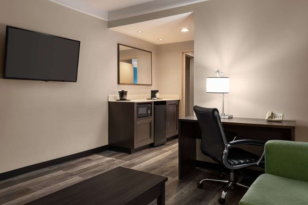 La Quinta Inn & Suites by Wyndham Madison American Center - photo 23