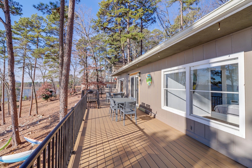 Quiet Waterfront Getaway w Furnished Deck & Grill — hotel in Fairfield Bay