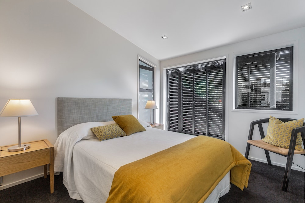 Taonga with panoramic sea views — 4-Star Luxury Hotel in Auckland, New Zealand
