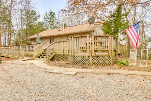 Serene Yellville Retreat with Hot Tub on 85 Acres — hotel in Yellville