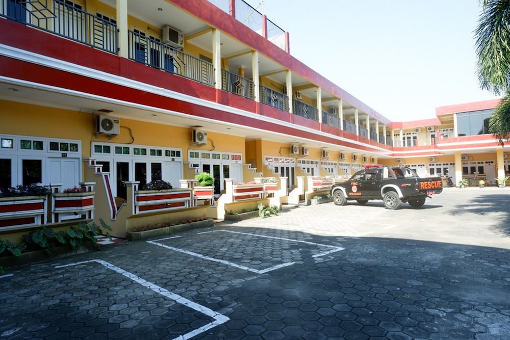 RedDoorz Plus near Stadion Wijaya Kusuma in Cilacap, Indonesia