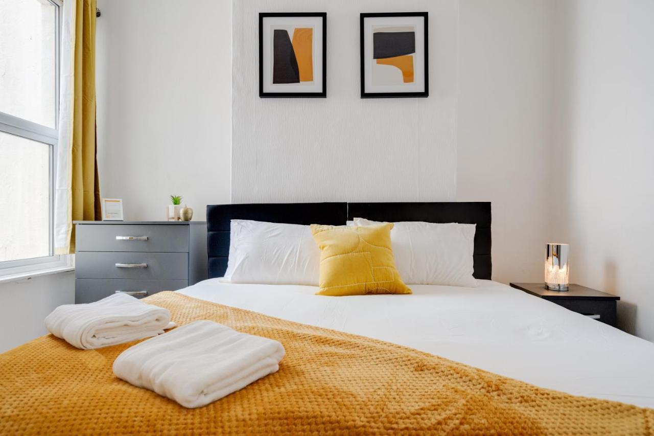 Entire 5 Bedroom home in Birkenhead Free Parking Group & Family Friendly Free Internet — 4-Star Luxury Hotel in Birkenhead, United Kingdom