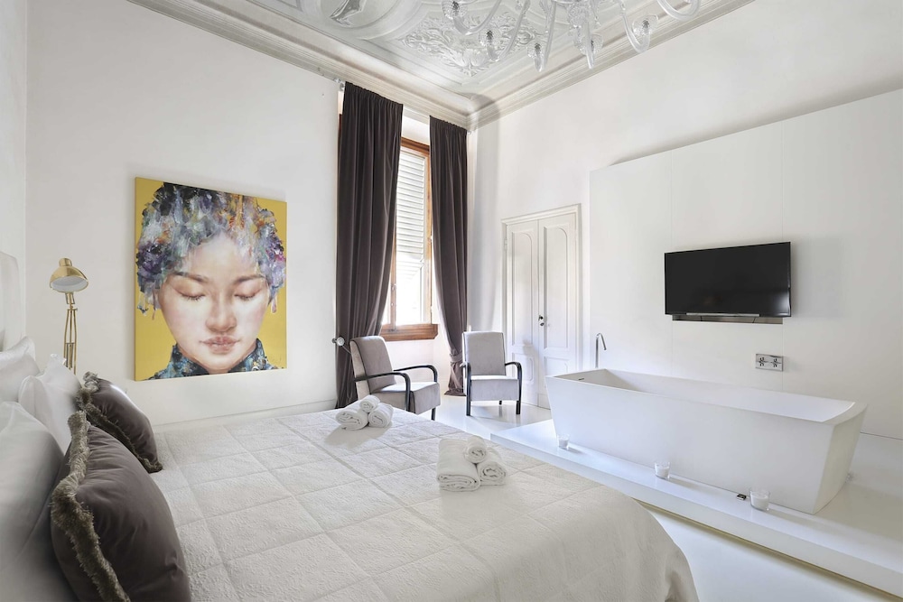 Luxury Apartment in Central Florence — 4-Star Luxury Hotel in Florence, Italy