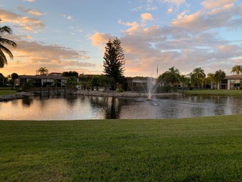 1st floor Davis Lake View Condo Minutes to Sanibel — 4-Star Luxury Hotel in Fort Myers, United States
