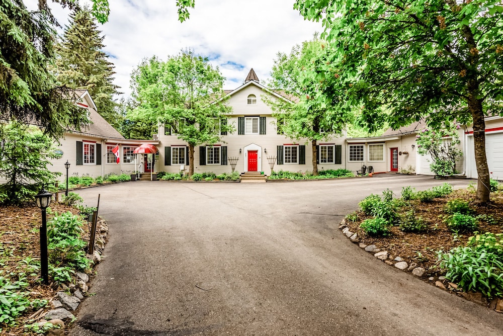 The Inn at the Ninth Hole B&B — 4-Star Luxury Hotel in Salmon Arm, Canada