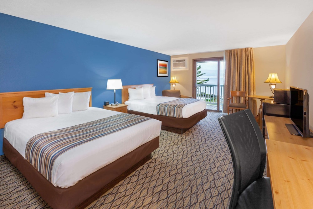 Baymont by Wyndham St. Ignace Lakefront - photo 9