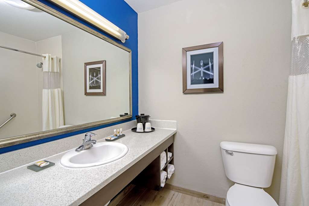 La Quinta Inn & Suites by Wyndham Brownsville North - photo 27