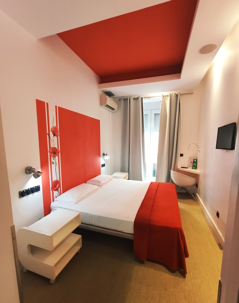 Santa Ana Colors - last minute hotel in Madrid