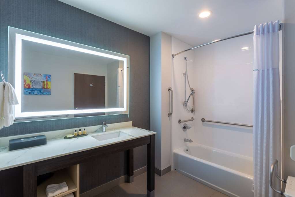 La Quinta Inn & Suites by Wyndham Shorewood - photo 34