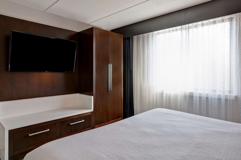 Embassy Suites Syracuse - photo 23