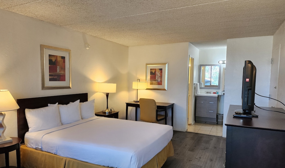 Mariposa Hotel - photo 13