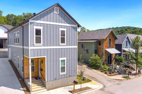 Hog Haus 1 2 Mile to DT Fayetteville Sleeps 8 — 4-Star Luxury Hotel in Fayetteville, United States