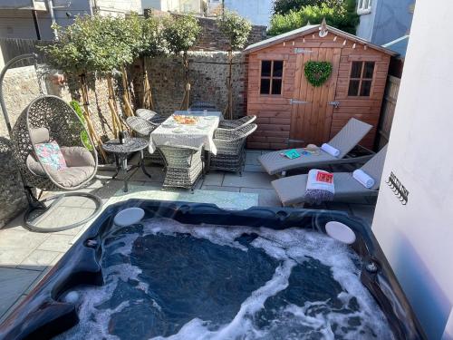 2BR Georgian home Garden Hot tub Sea view Sleeps 6 — 4-Star Luxury Hotel in Bognor Regis, United Kingdom