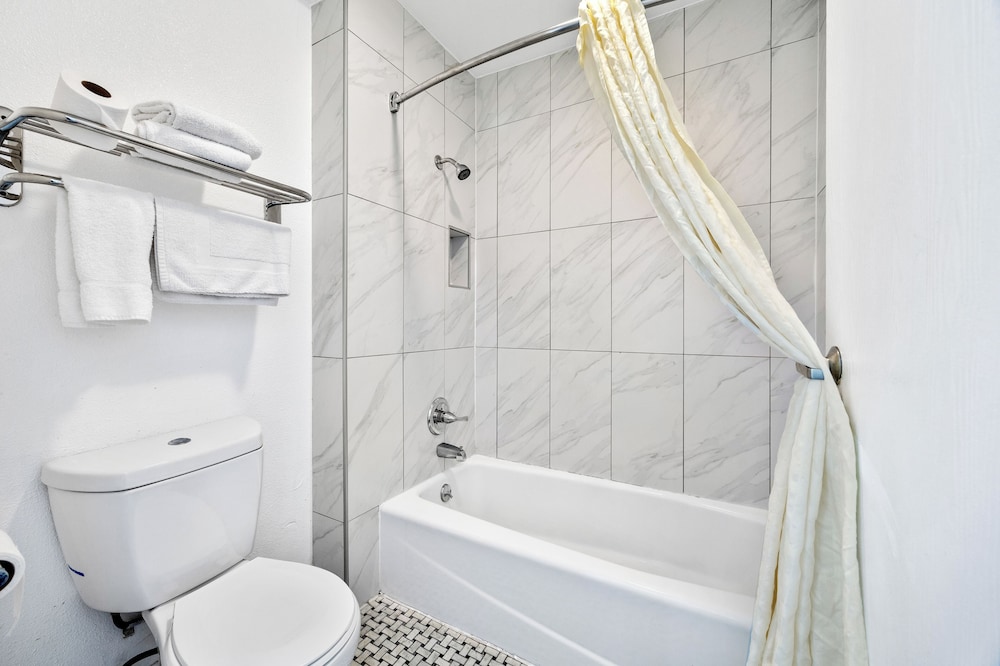Executive Inn Hotel - photo 12