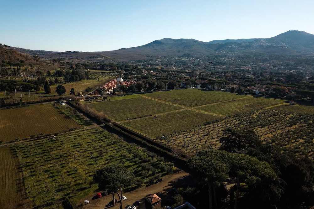 Villa Cavalletti Appartamenti — 4-Star Luxury Hotel in Grottaferrata, Italy