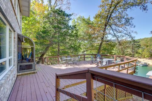 Waterfront Beaver Lake Apt with Deck — 4-Star Luxury Hotel in Eureka Springs, United States