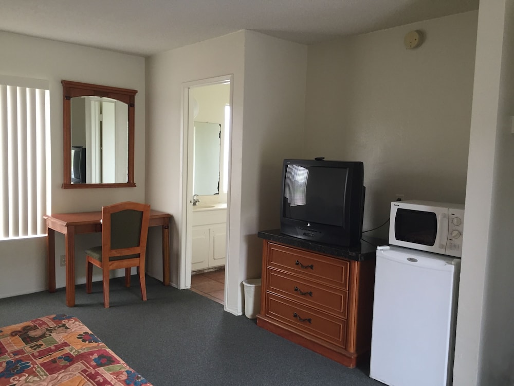 Golden Hills Motel - photo 11