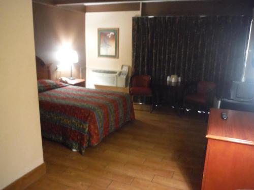Budgetel Inn & Suites Hotel - photo 3