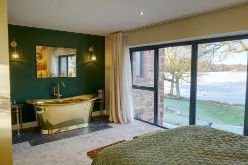 8 Tarn End Cottage a luxurious cottage for romantic break overlooking Talkin Tarn close to Hadrians Wall — 4-Star Luxury Hotel in Carlisle, United Kingdom