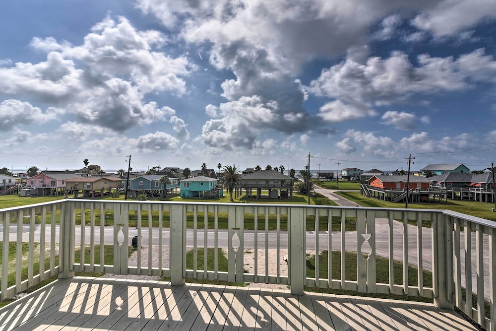 2 Blocks to Gulf Surfside Beach Family Home — 4-Star Luxury Hotel in Surfside Beach, United States