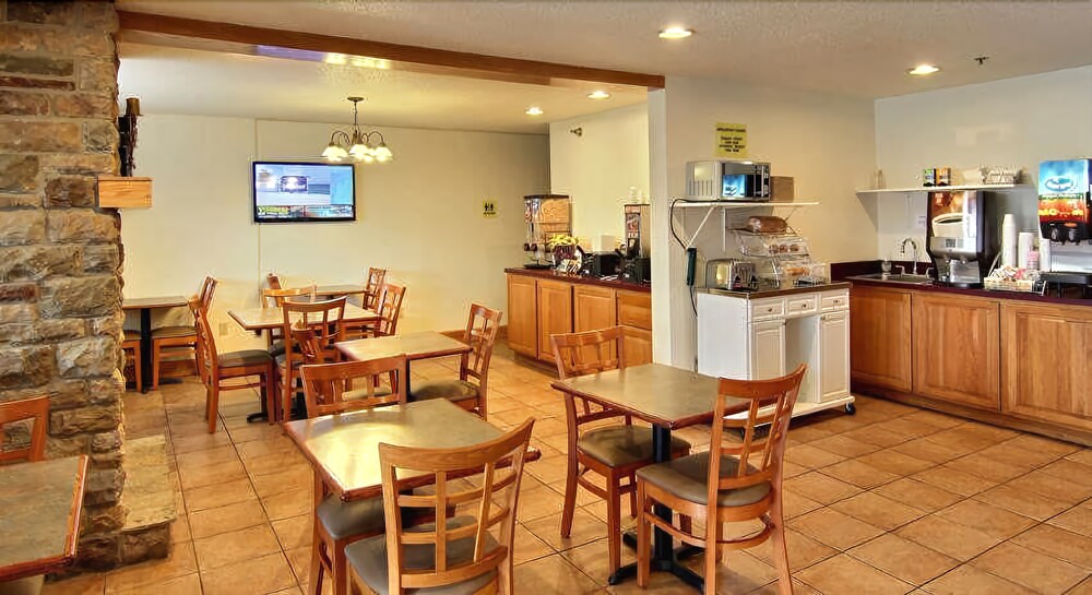 Days Inn & Suites by Wyndham Traverse City - photo 26