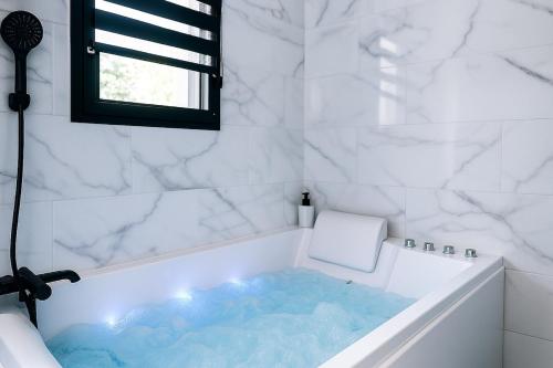 Escapade balnéo terrasse parking plage in Ares, France