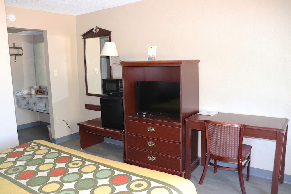 Super 8 by Wyndham Clarksville East - photo 14