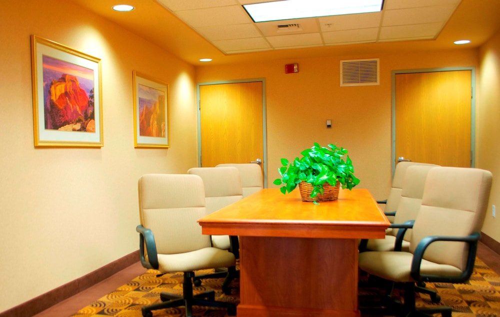 Hampton Inn & Suites Flagstaff - photo 33