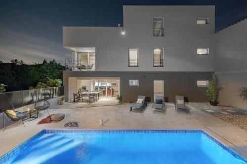 Villa San for 6 persons in Medulin with fitness and only 2 km from the beach with sea view — 4-Star Luxury Hotel in Liznjan, Croatia