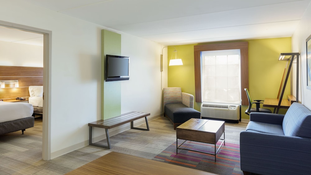 Holiday Inn Express & Suites Newport News by IHG - photo 9