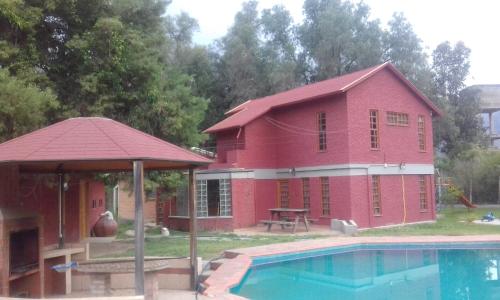 Hermosa Cabaña con piscina sauna parrillero y areas verdes in Cochabamba, Bolivia