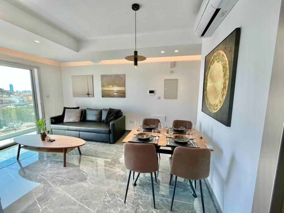 V Premium Brand New Central flat
