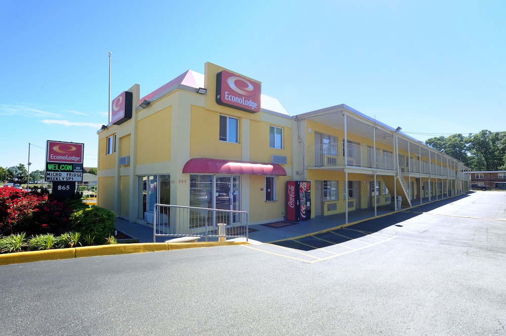 Econo Lodge at Military Circle in Norfolk, United States