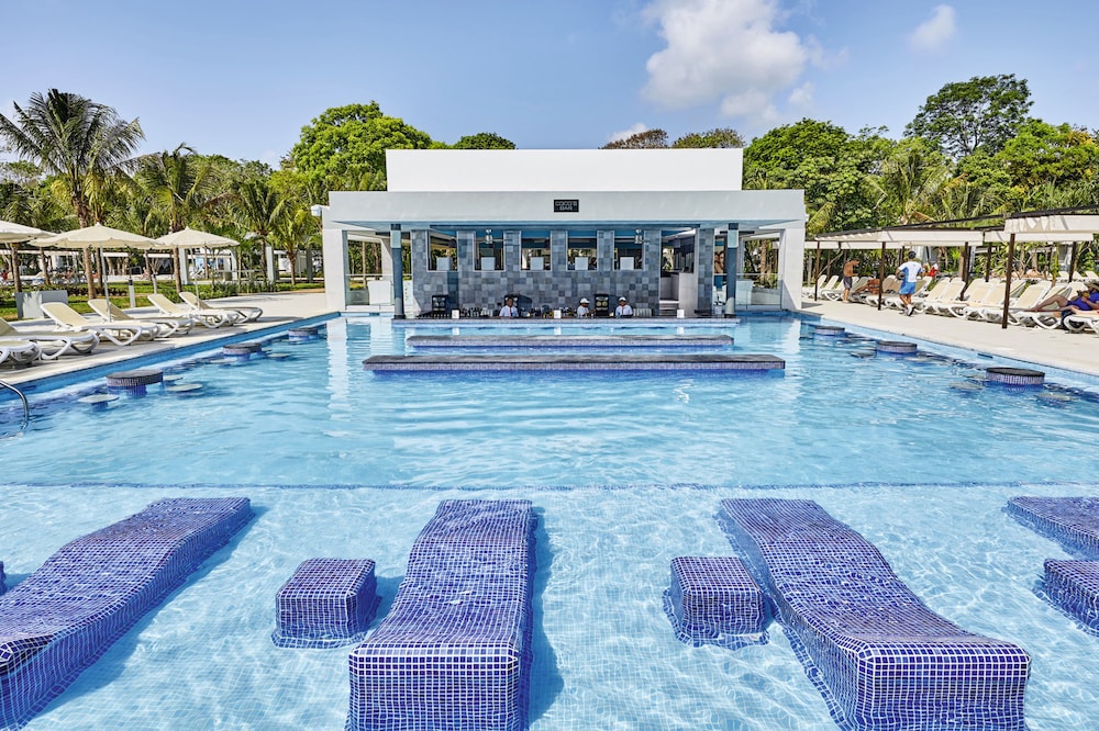 Swim-up bar
