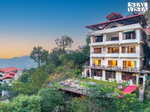 StayVista at Dream Haus with Lawn Jacuzzi WiFi — 4-Star Luxury Hotel in Kasauli, India