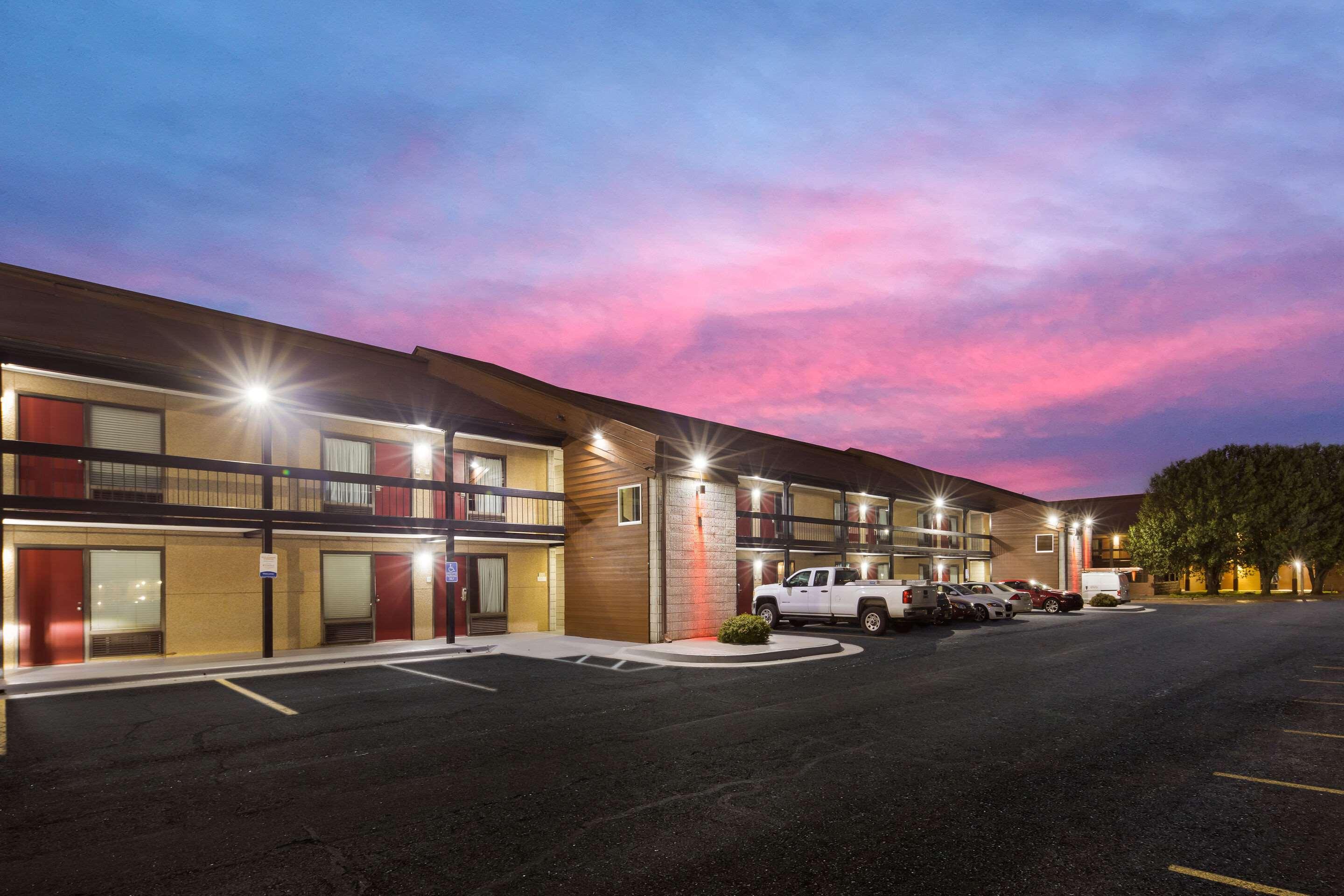 Econo Lodge Madison Airport - photo 43