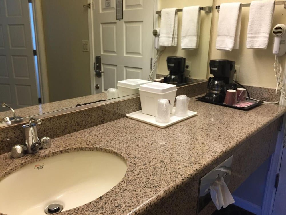 The Miramar Inn and Suites - photo 20