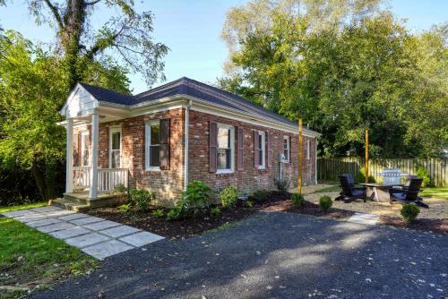 Adorable 2 bedroom bungalow near Easton Denton — 4-Star Luxury Hotel in Denton, United States