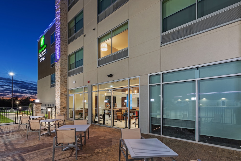 Holiday Inn Express & Suites Parsons by IHG - photo 12