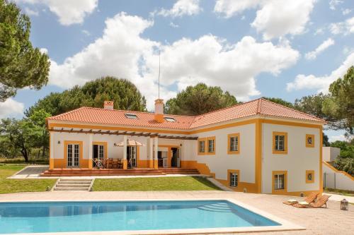 Sunny Villa in Comporta with Private Pool — 4-Star Luxury Hotel in Montalvo, Portugal