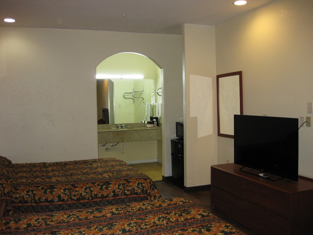 Scottish Inn and Suites - photo 4