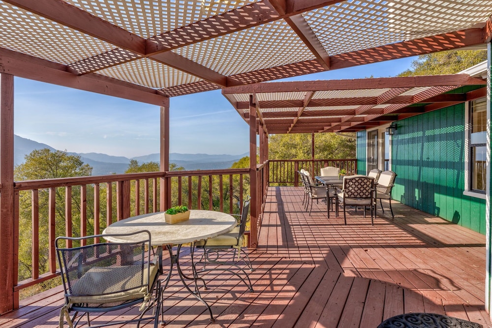 Mountain View Point Breathtaking Balcony in Oakhurst, United States