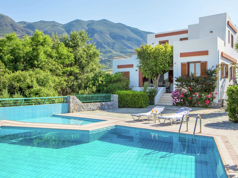 Villa in Lefkogia With Private Pool — 4-Star Luxury Hotel in Agios Vasileios, Greece