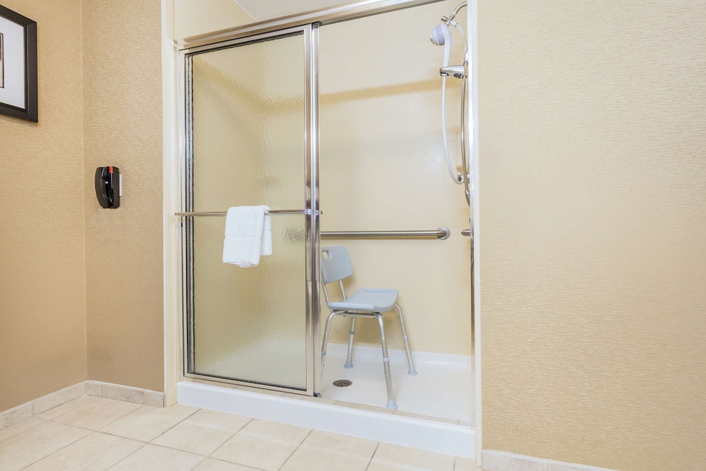 Hampton Inn Petersburg Southpark Mall - photo 15