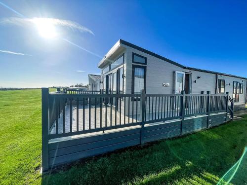Stunning Caravan With Full Sea Views At Broadland Sands In Suffolk Ref 20236Bs — hotel in Hopton On Sea